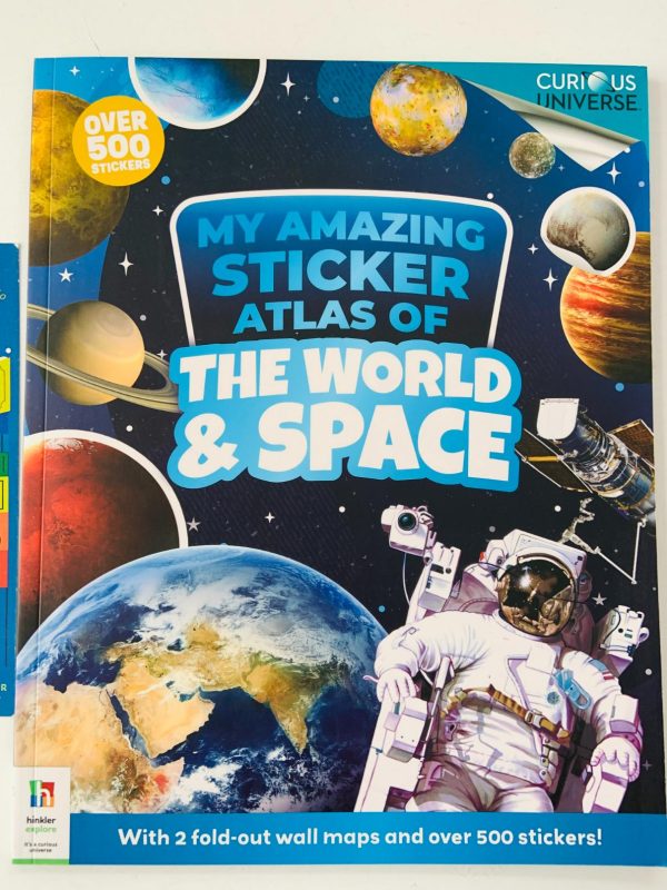 carte despre pamant si univers cu activitati stickere